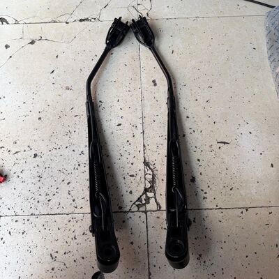 Universal High-Strength Steel Bus Wiper Arm with Corrosion-Resistant Coating and 680mm Length